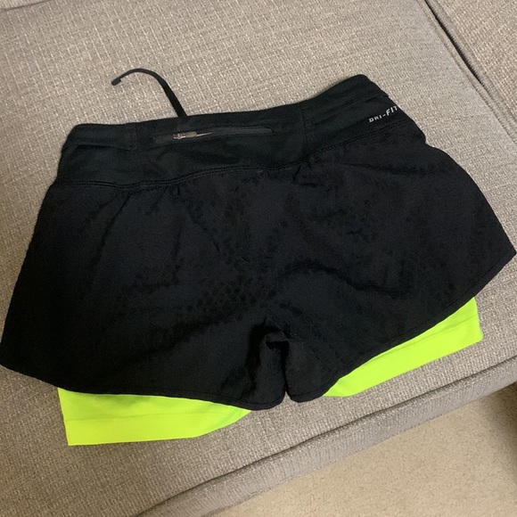 Nike runner shorts with neon lining - Picture 2 of 3